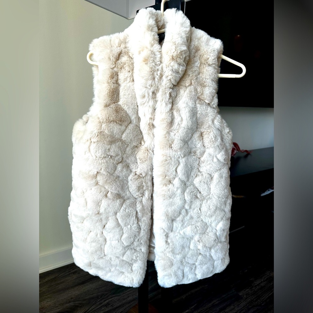Vest Faux Fur!!! Size medium. Has pockets!!